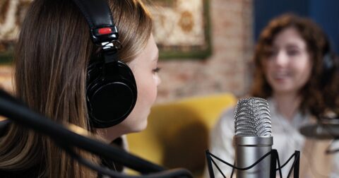 deux jeunes filles avec casque et micro participant à une emission radio