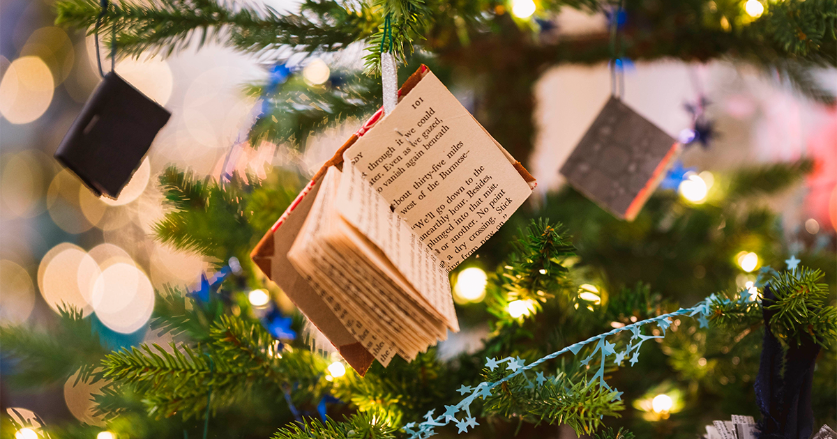 mini livres accrochés à un sapin de Noël