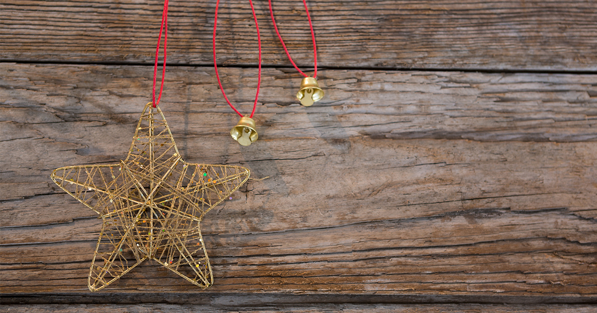 étoile de Noël dorée suspendues avec des grelots