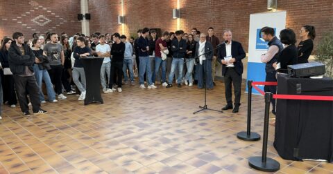 Des étudiants assistant à un discours donné par le président dans le marché couvert de Châteaubriant.